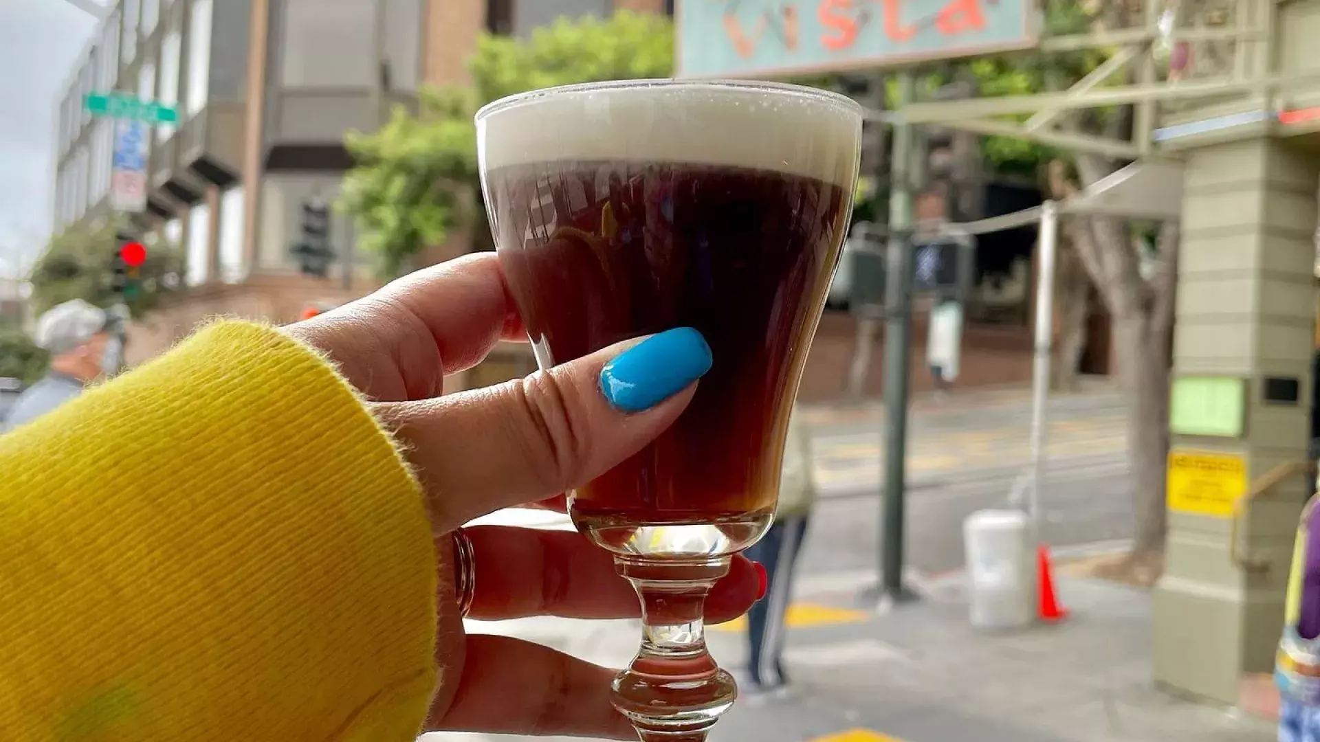 Jovem mulher com roupas quentes na neve fria do inverno bebendo café para  ir