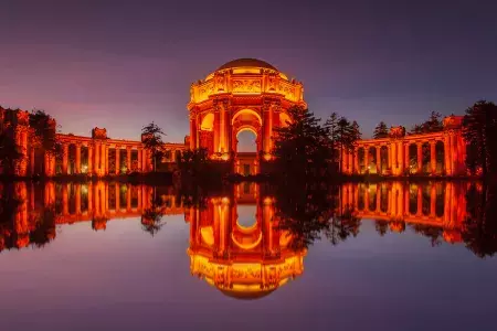 Palais des Beaux-Arts la nuit.