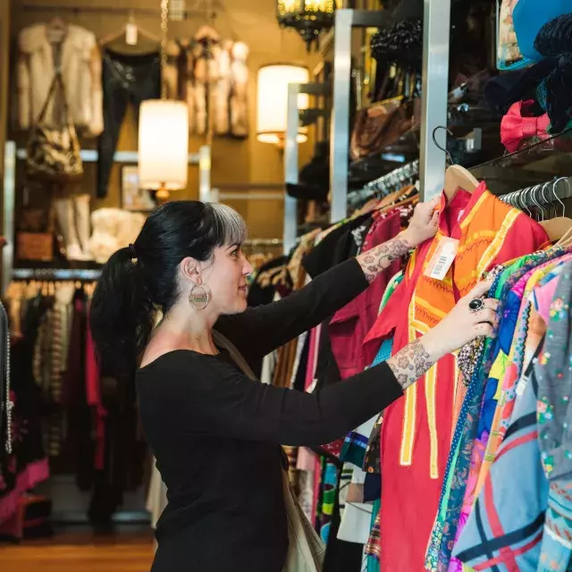 Une femme fait ses courses dans une boutique de San Francisco.